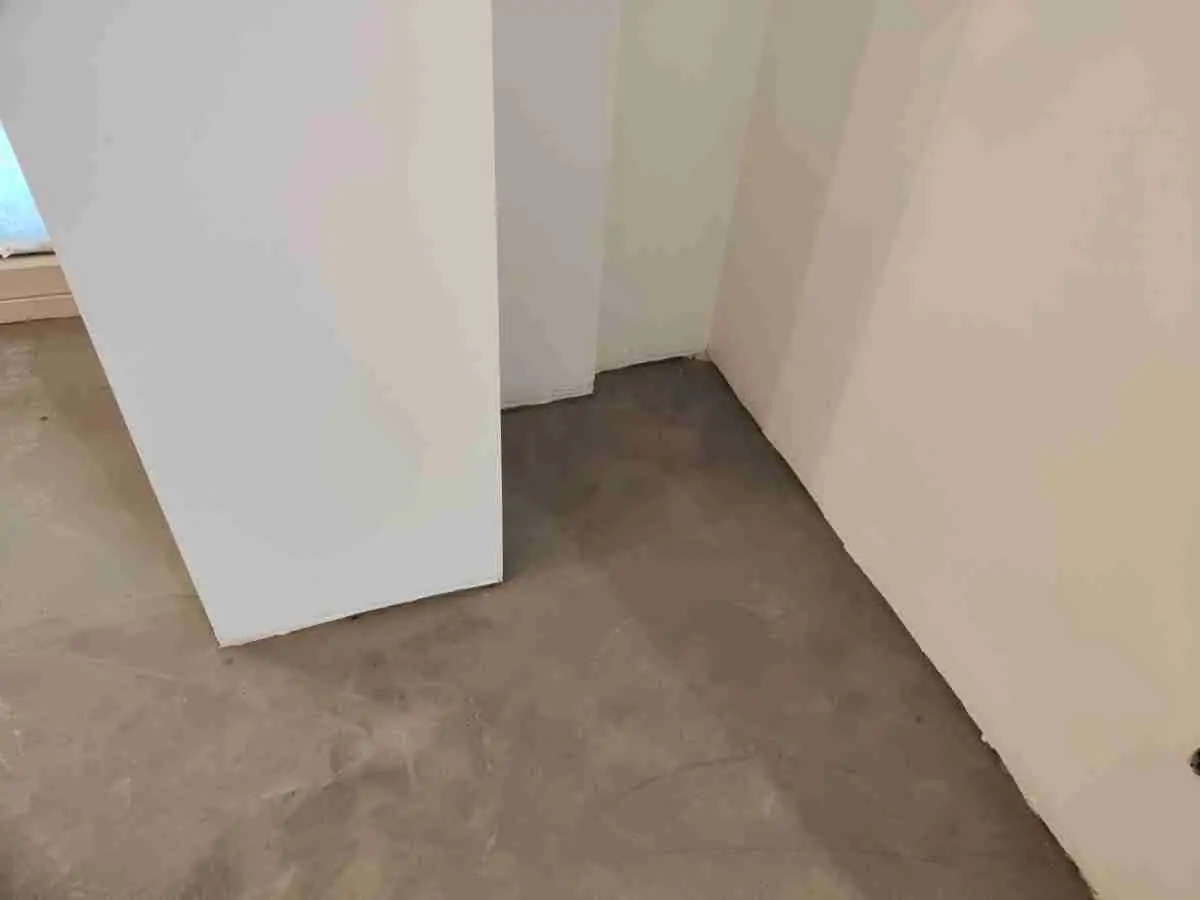 Aplicación de pasta niveladora para preparar la base antes de instalar parquet