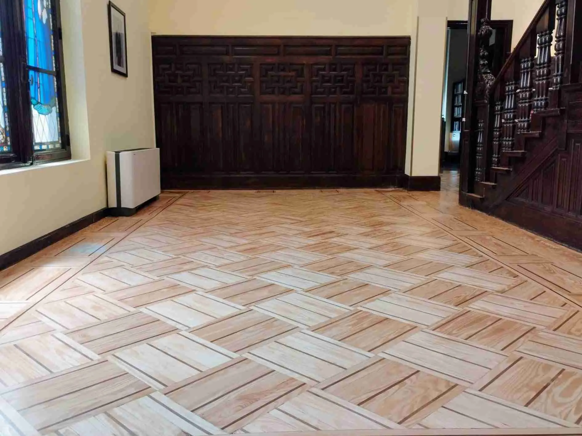 Palacio Defensor del Pueblo: tarima pino melis, viejo y nuevo Tarima de pino melis viejo y nuevo restaurada en el Palacio Defensor del Pueblo, Madrid
