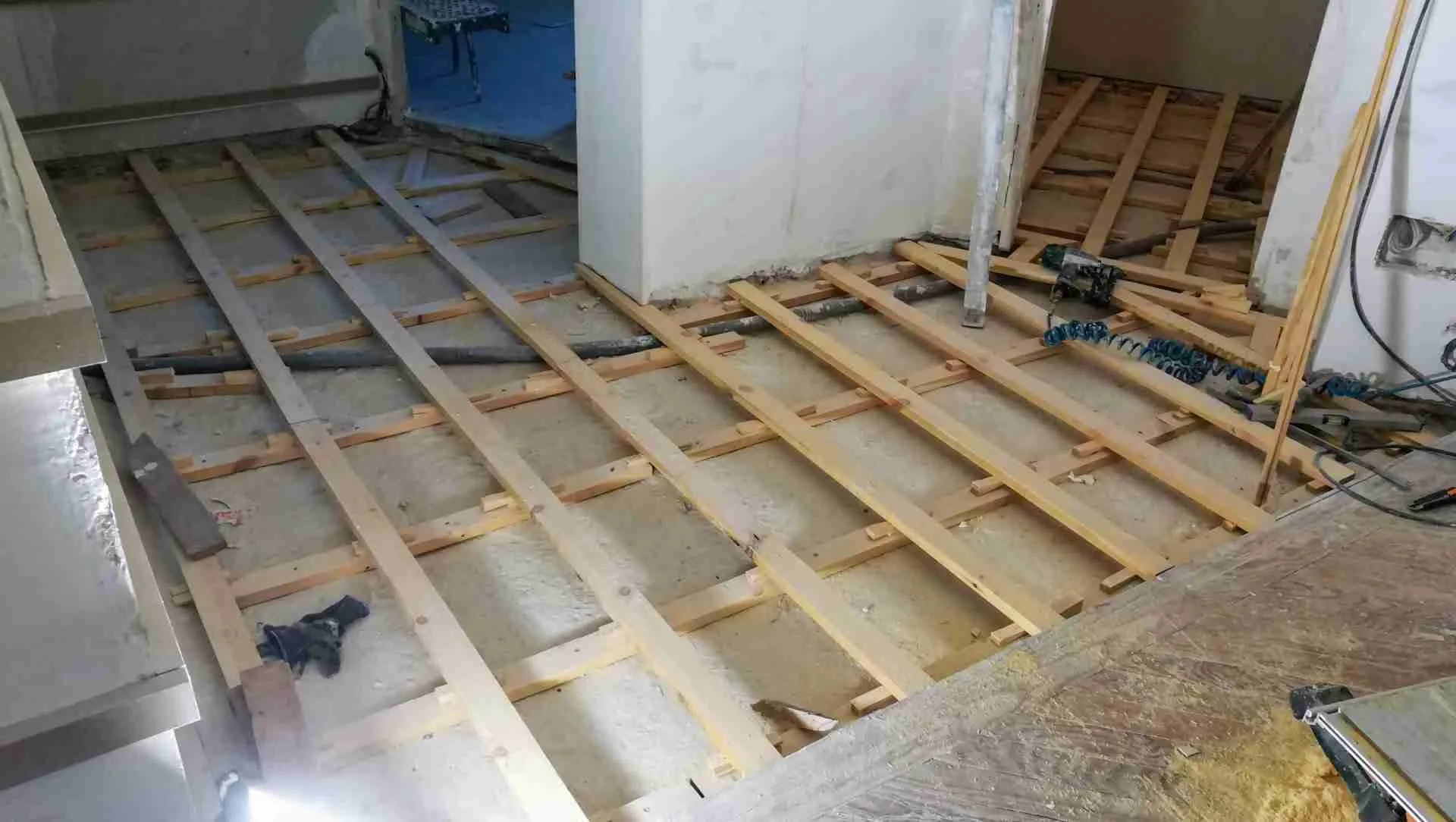 Instalación de rastreles para clavar encima tarima maciza