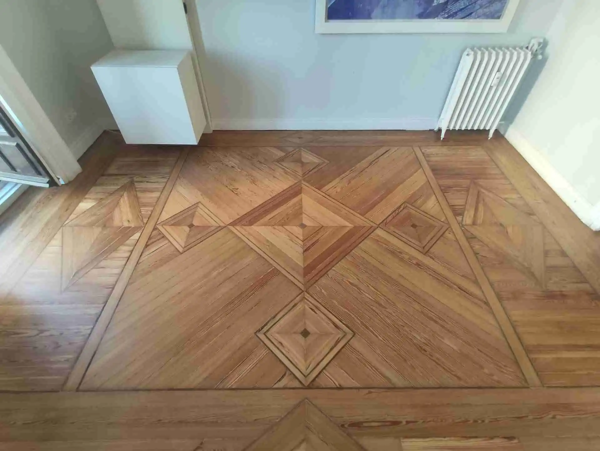 Suelo de pino melis viejo restaurado por ParkSinta en vivienda de Madrid