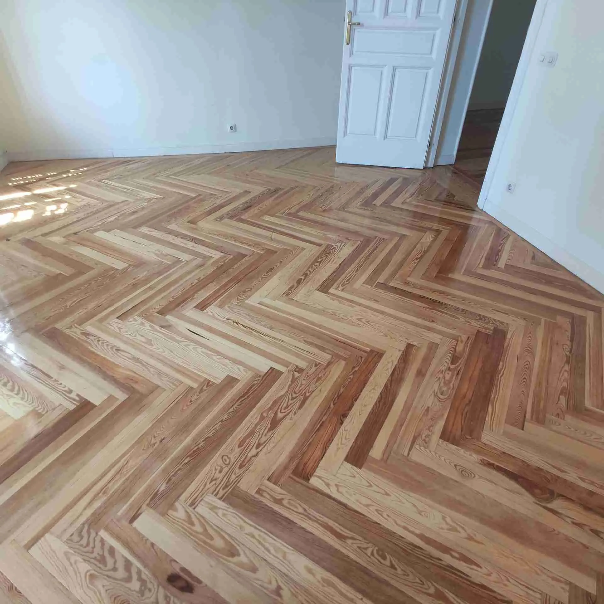 Suelo de pino melis viejo restaurado por ParkSinta en vivienda de Madrid