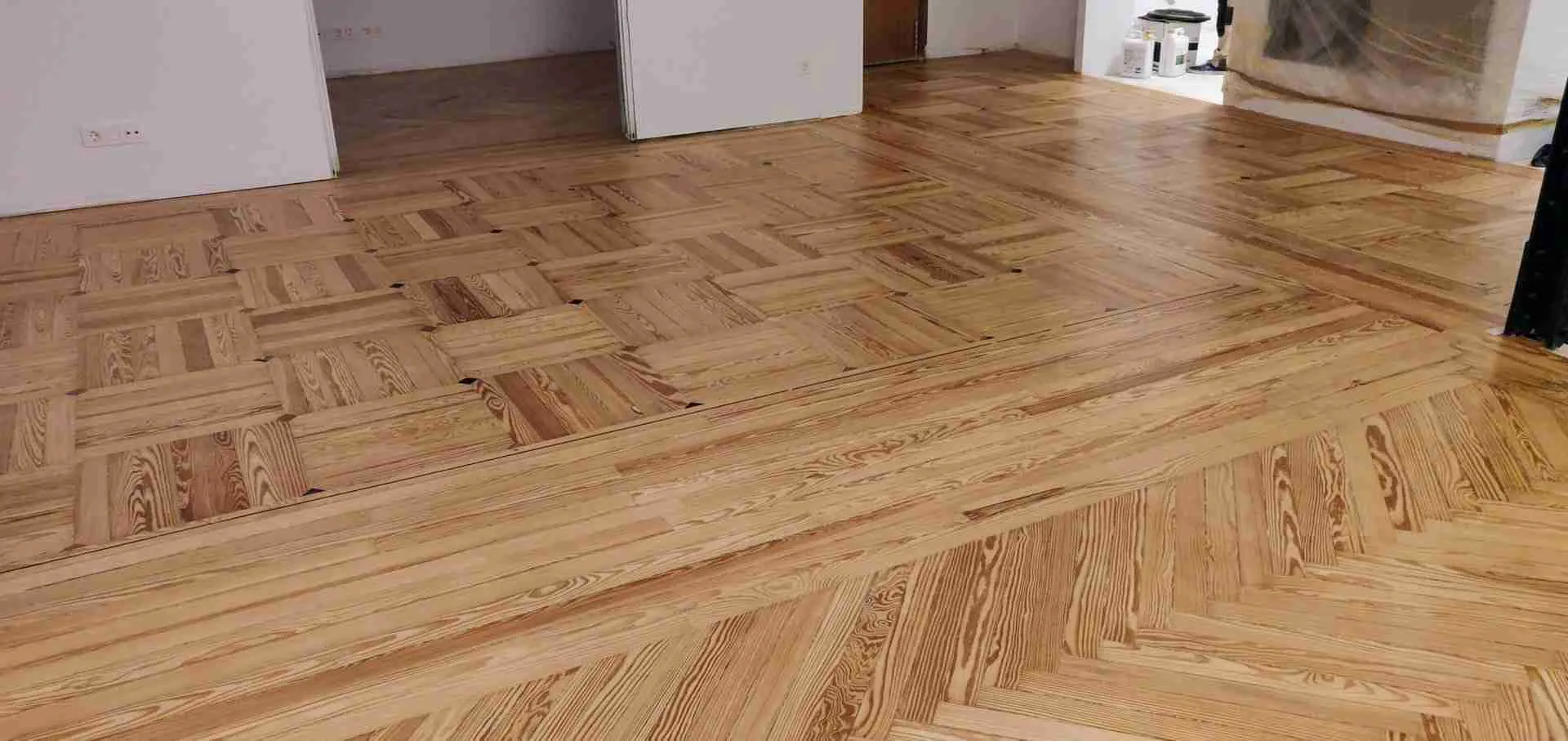 Suelo de pino melis viejo restaurado por ParkSinta en vivienda de Madrid
