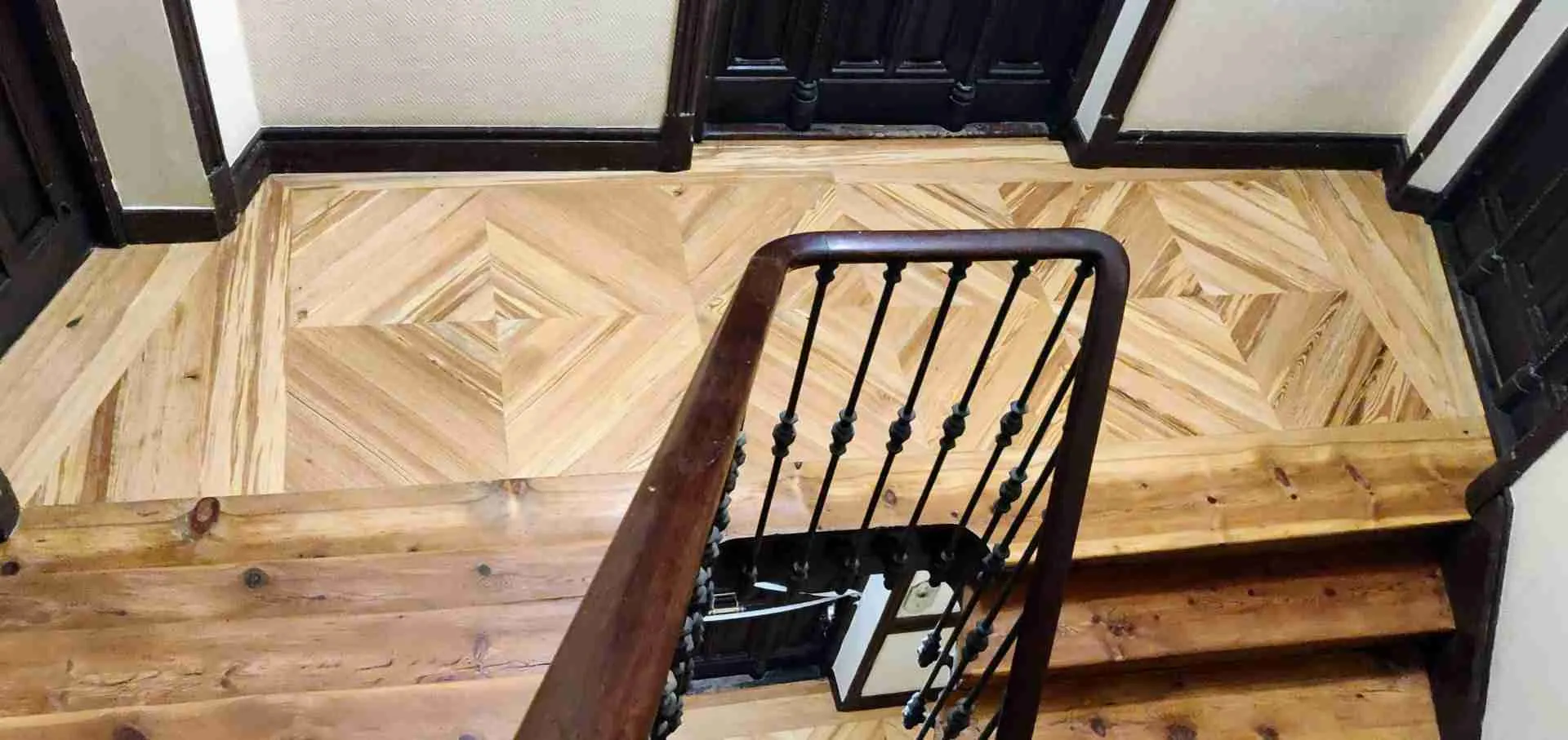 Suelo de pino melis viejo restaurado por ParkSinta en vivienda de Madrid