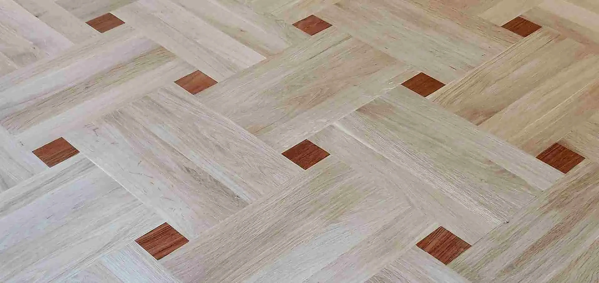 Parquet-roble-taco-rojo