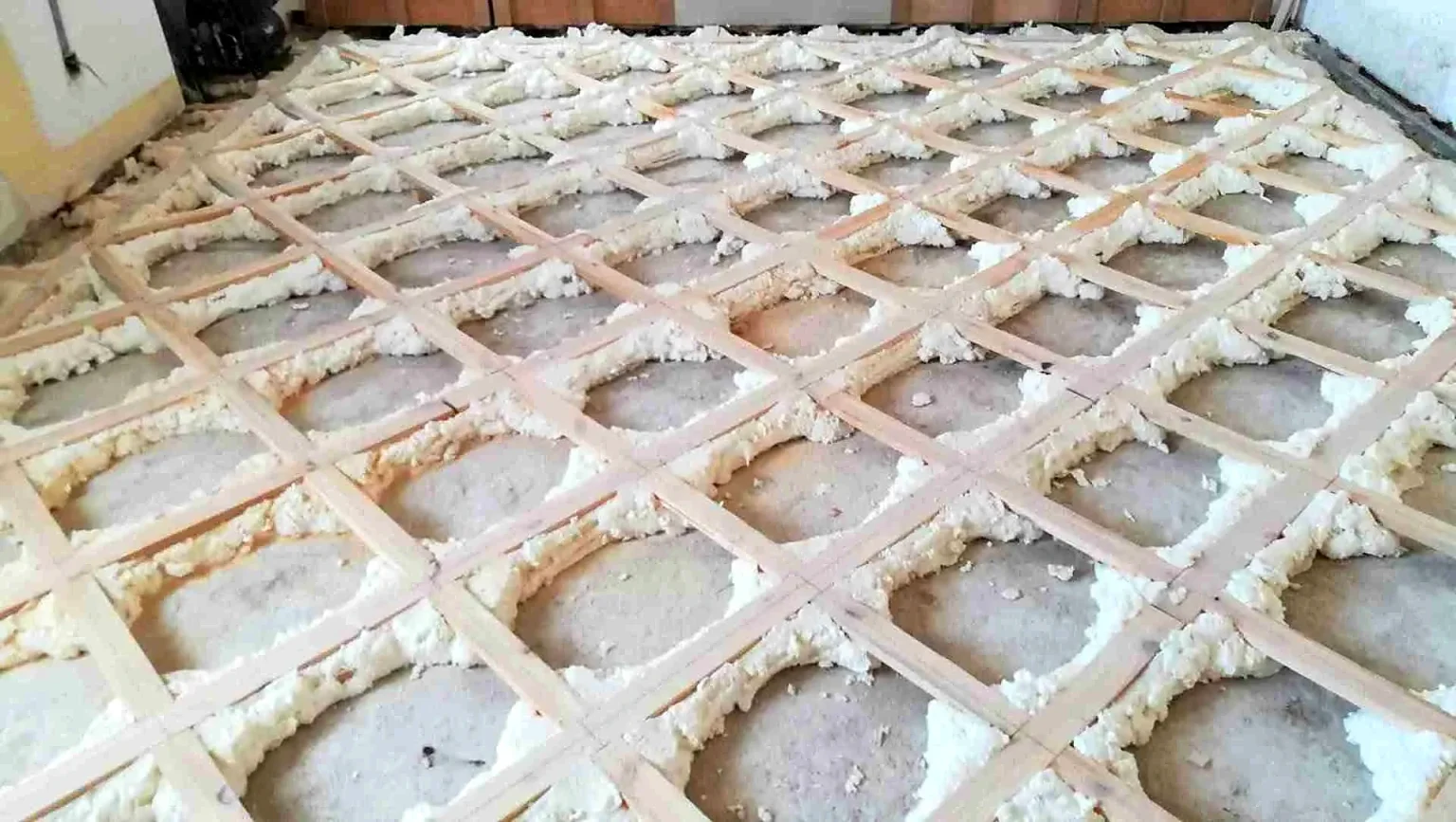 Detalle de rastreles y soporte de tarima maciza durante inspección técnica