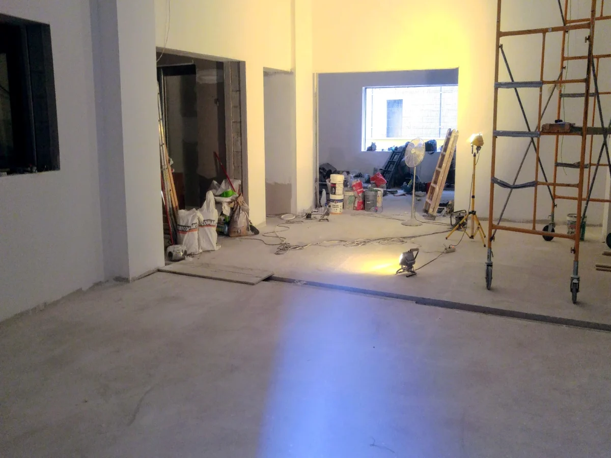 Solera de cemento perfectamente nivelada y regularizada con pasta autonivelante de alta resistencia para parquet