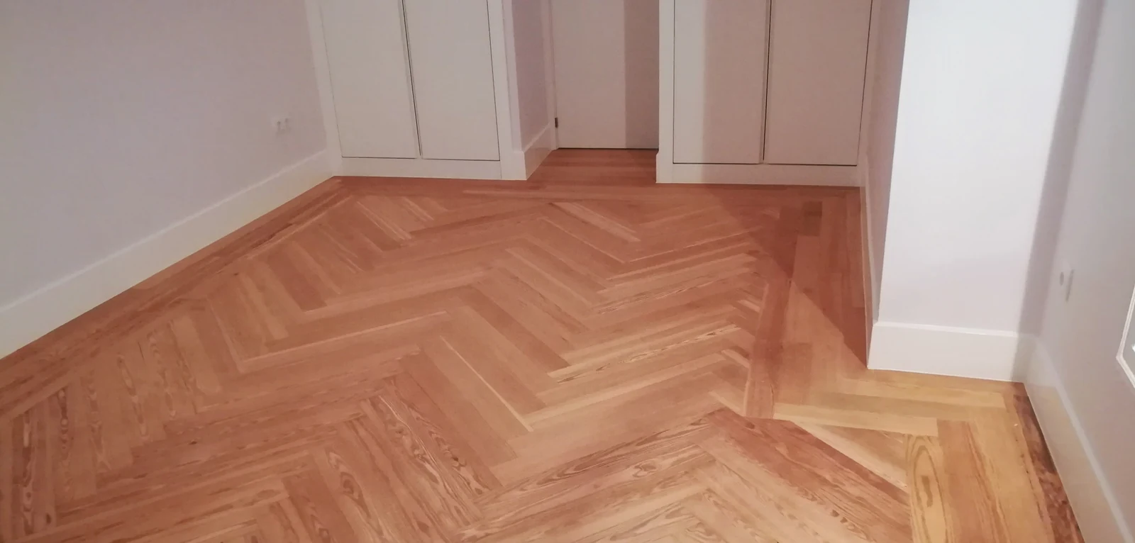 Parquet reparado con juntas cerradas y acabado homogéneo