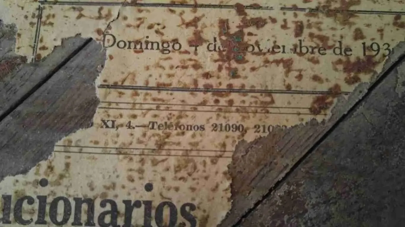 Detalle de periódico fechado en 1934 sobre tarima maciza de roble