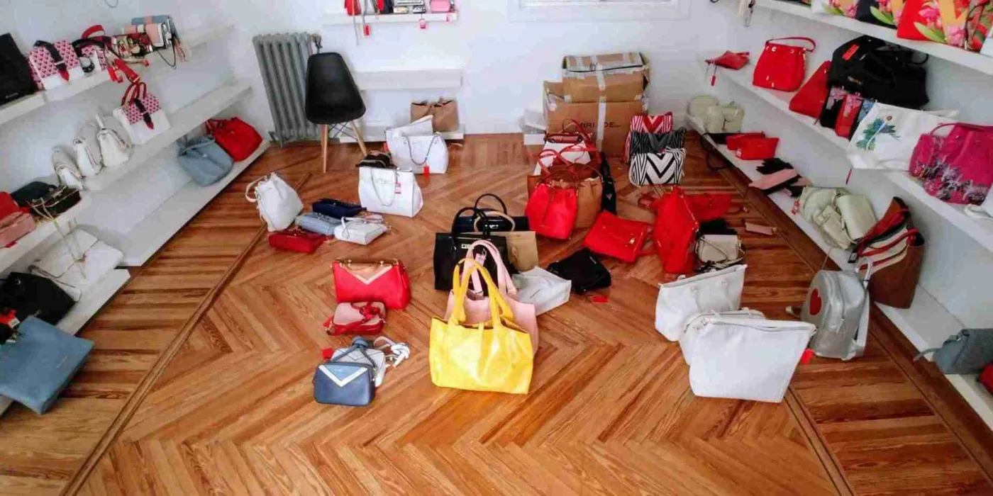 Objetos y muebles ligeros agrupados sobre tarima antes de trabajar
