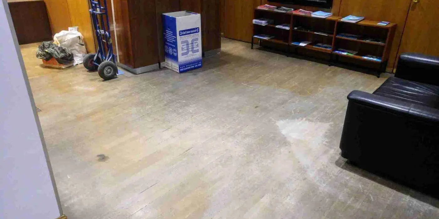Muebles agrupados en una zona durante el acuchillado de parquet