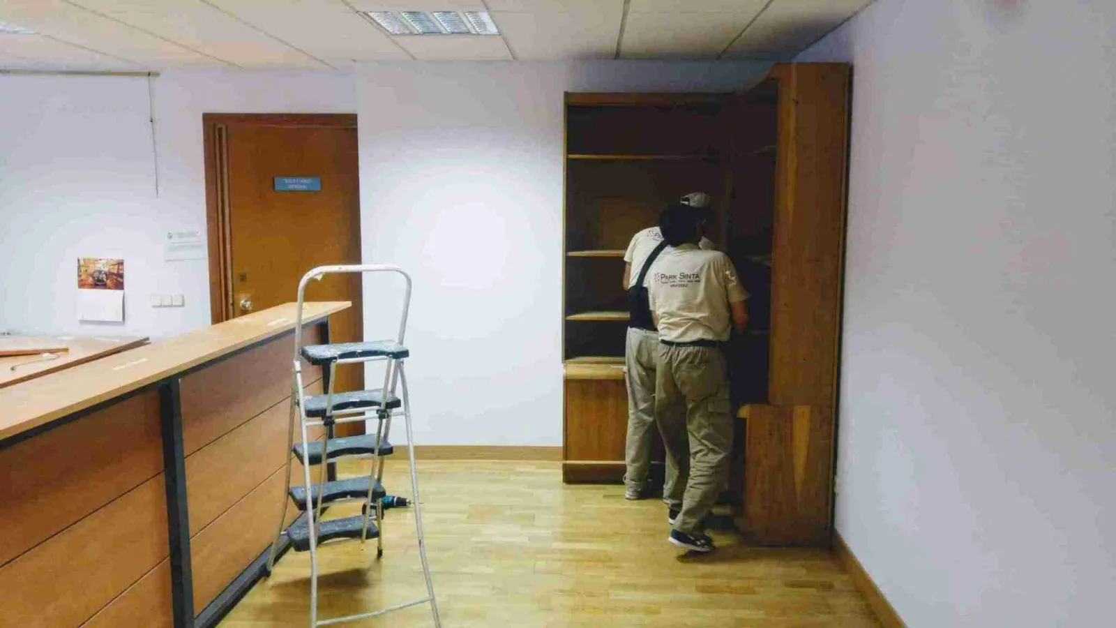 Operario desplazando muebles durante una restauracion de parquet