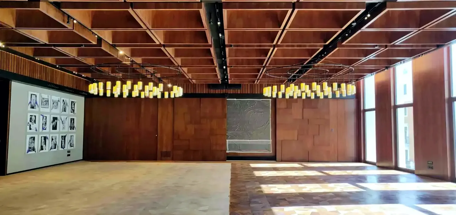 Estancia amplia con parquet restaurado y acabado limpio sin restos de serrín