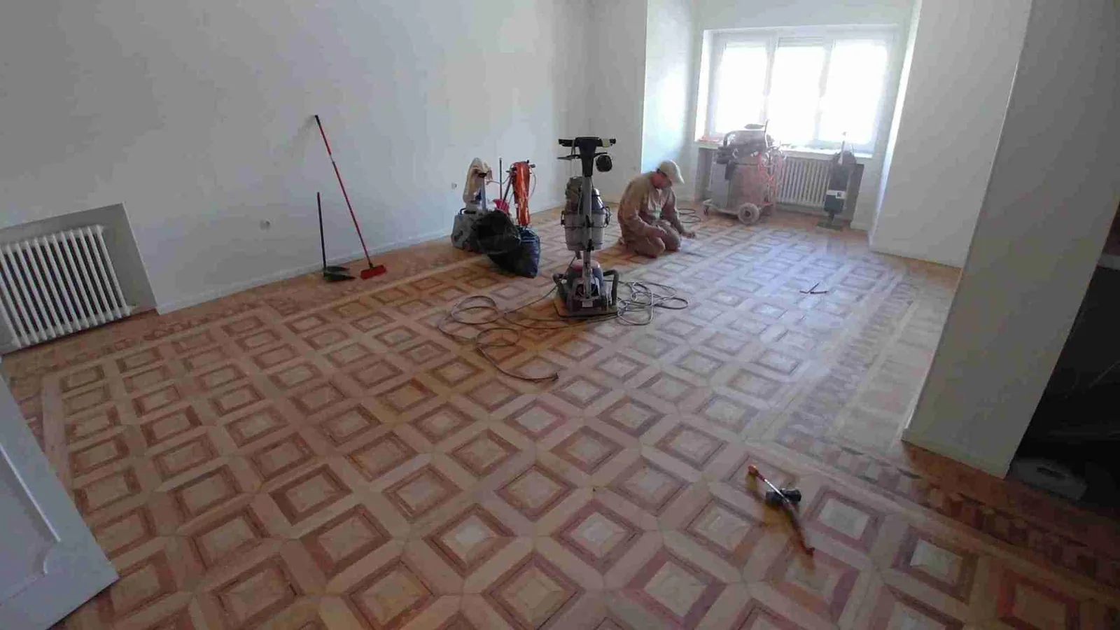 Parquet de roble macizo durante el proceso de lijado y ajuste