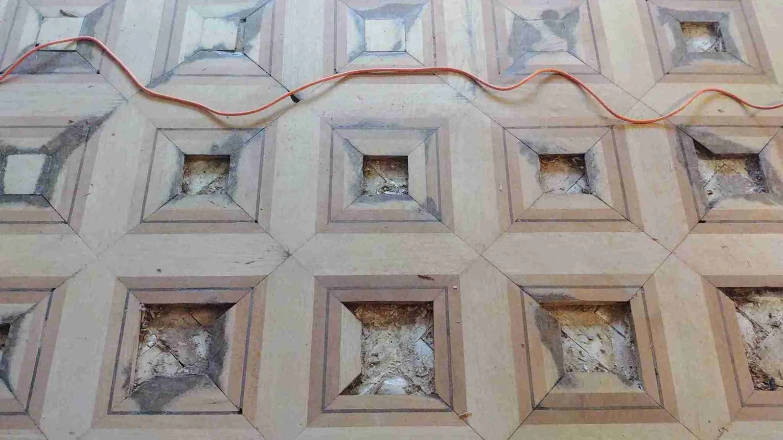 Sustitución puntual de piezas en parquet de roble macizo