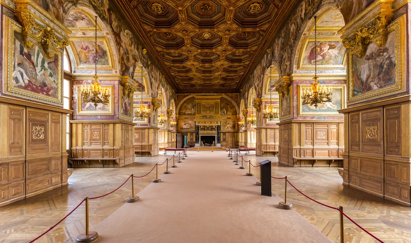 Salle de Bal de Fontainebleau con parqué visible bajo el techo decorado