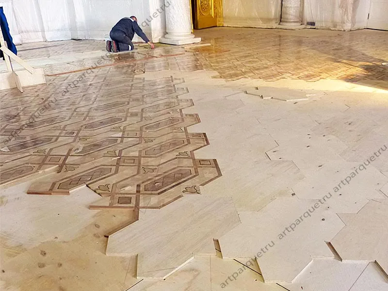 Montaje del parquet en la Sala Georgievsky