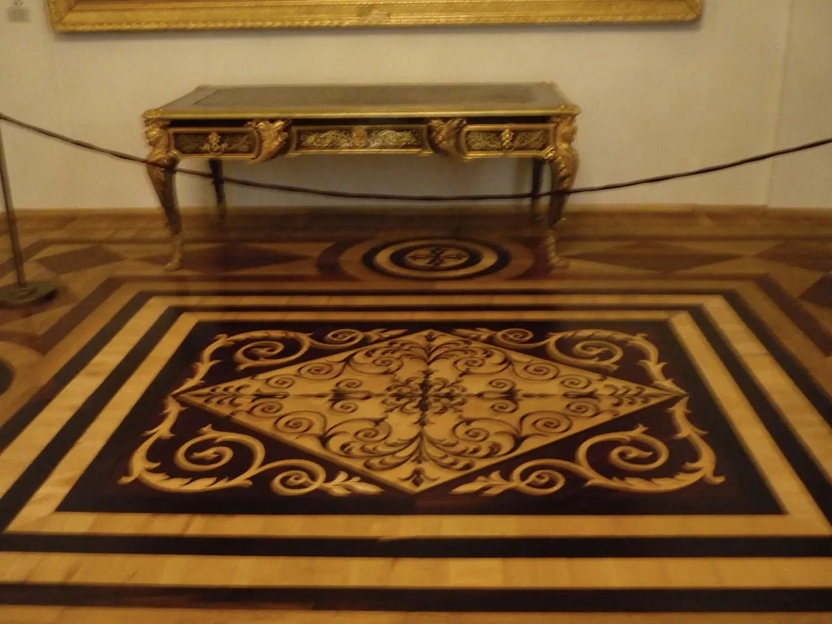 Parqué decorativo del Palacio de Invierno con rosetón central y cenefa geométrica