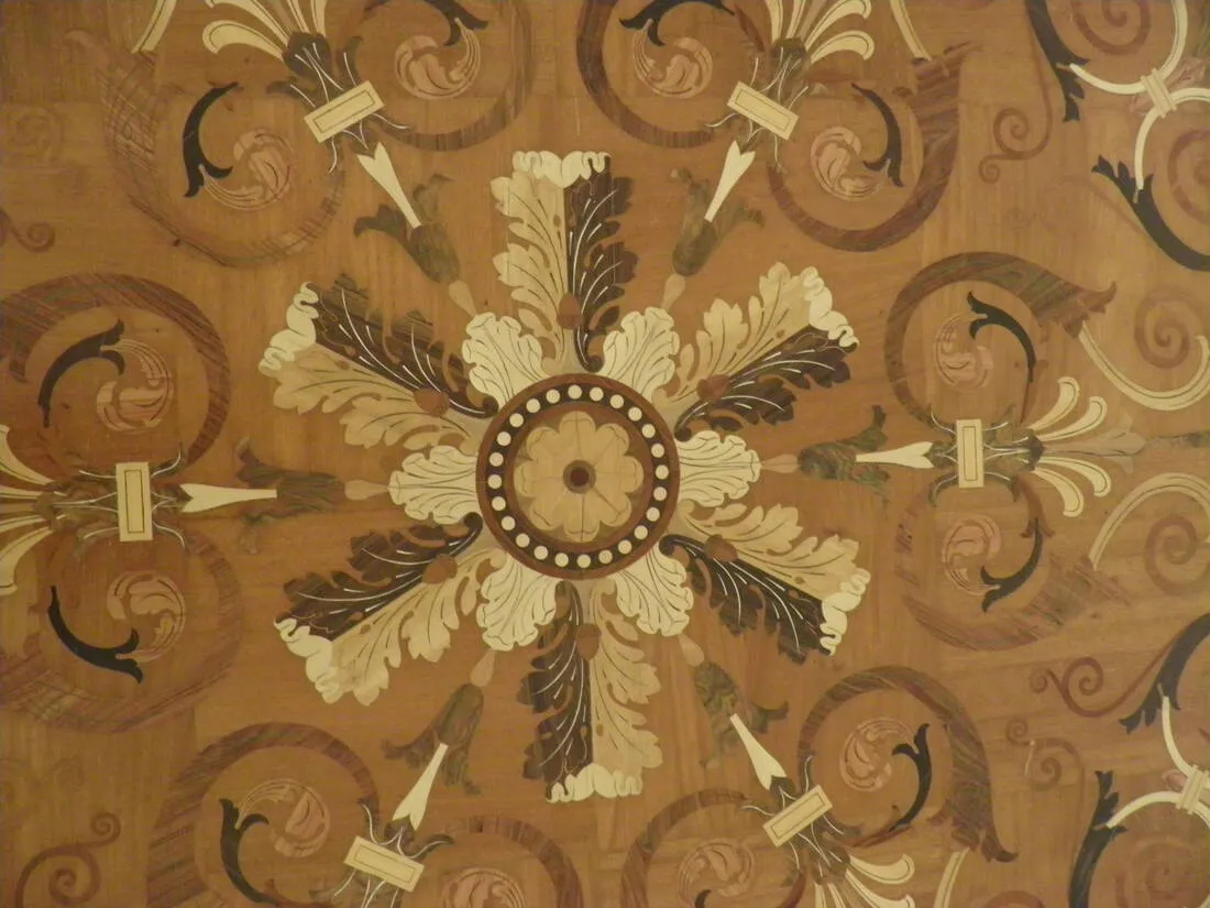 Detalle floral del parqué artístico del Hermitage con rosetón y contraste de maderas