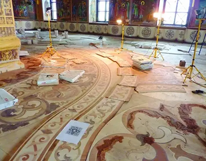 Restauración de parqué histórico del Hermitage con piezas protegidas durante la obra