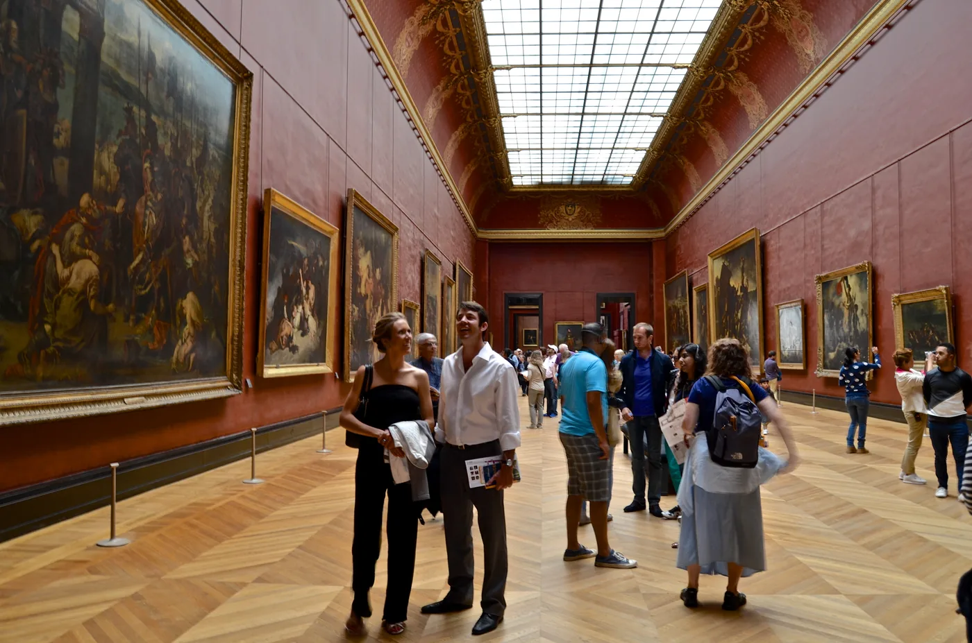 Visitantes en la Salle Mollien del Museo del Louvre