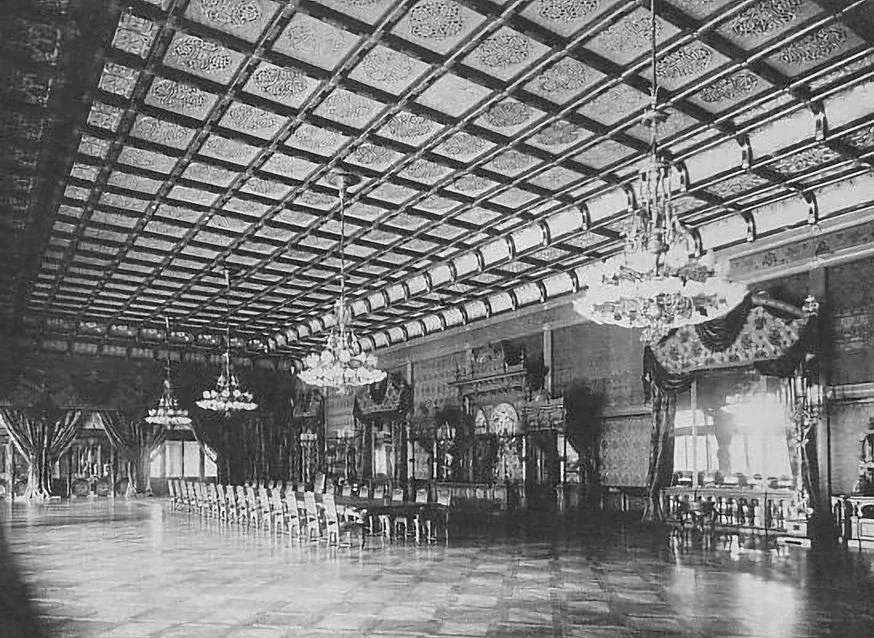 Hōmei-Den del antiguo Palacio Meiji con gran salón ceremonial y pavimento de parqué