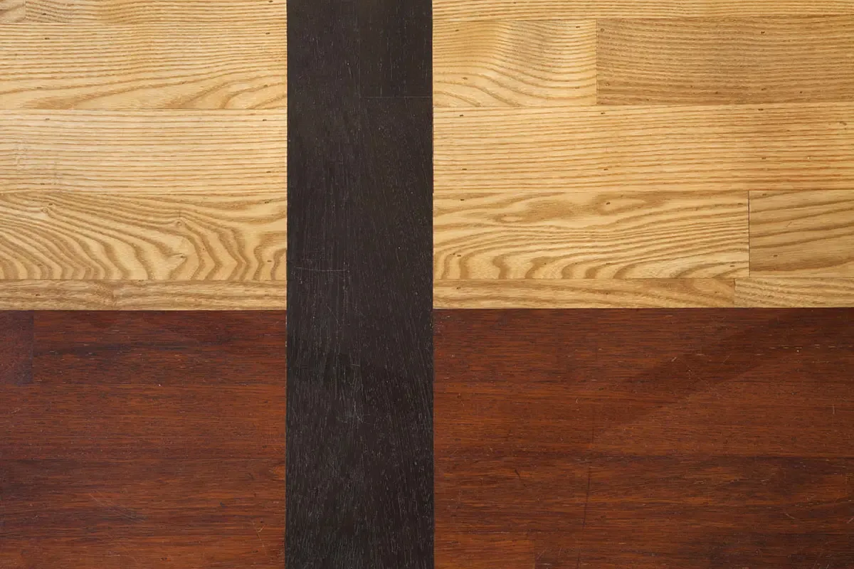 Detalle de franjas de madera del parqué de Donald Judd