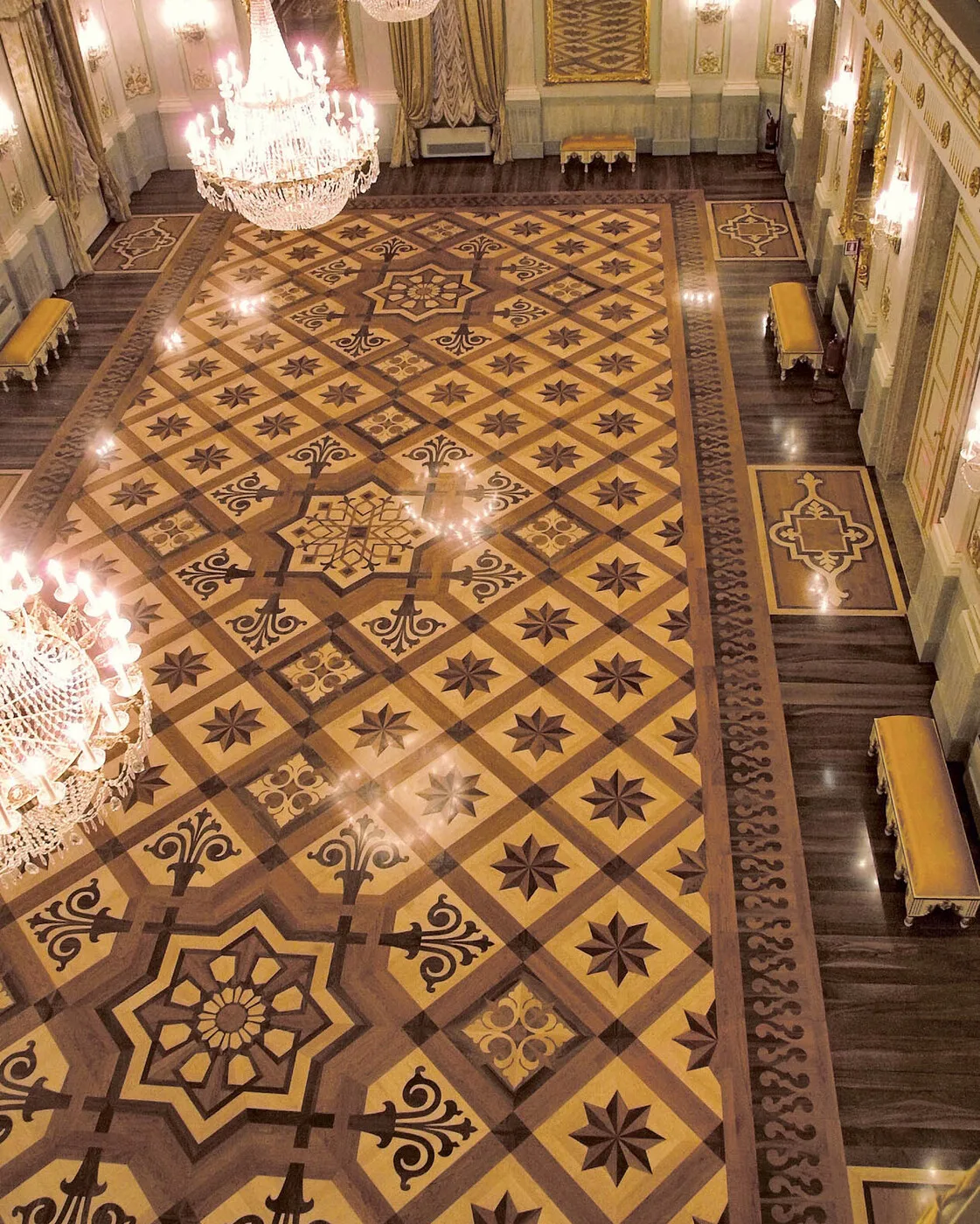 Parqué reconstruido del Teatro La Fenice con patrón ornamental