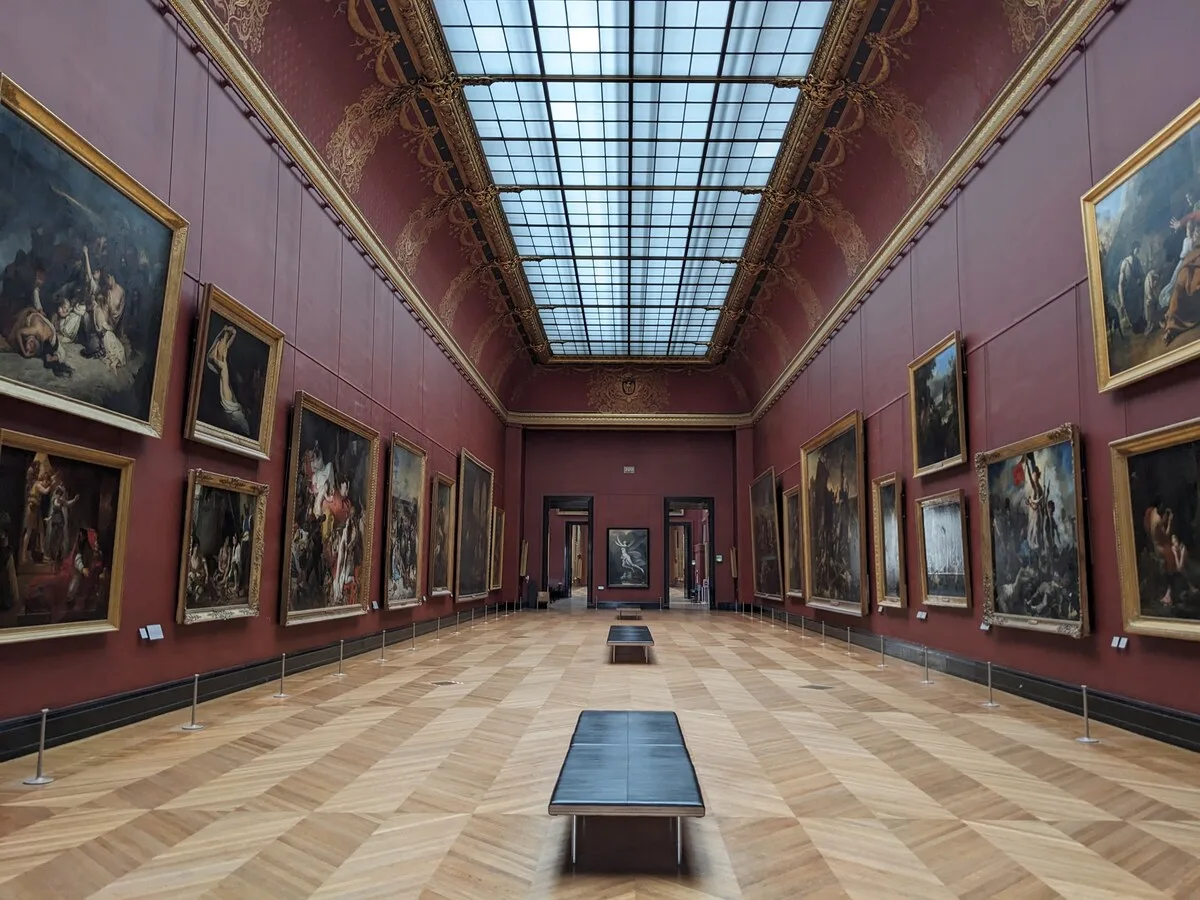 Salle Mollien del Museo del Louvre con pavimento de madera Point de Hongrie