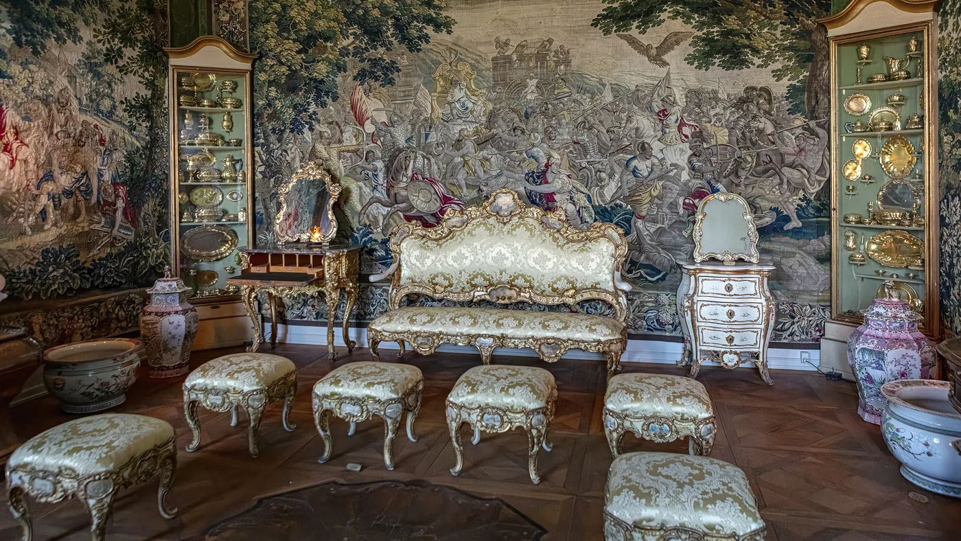 Sala de Rosenborg con parqué histórico y programa decorativo museístico