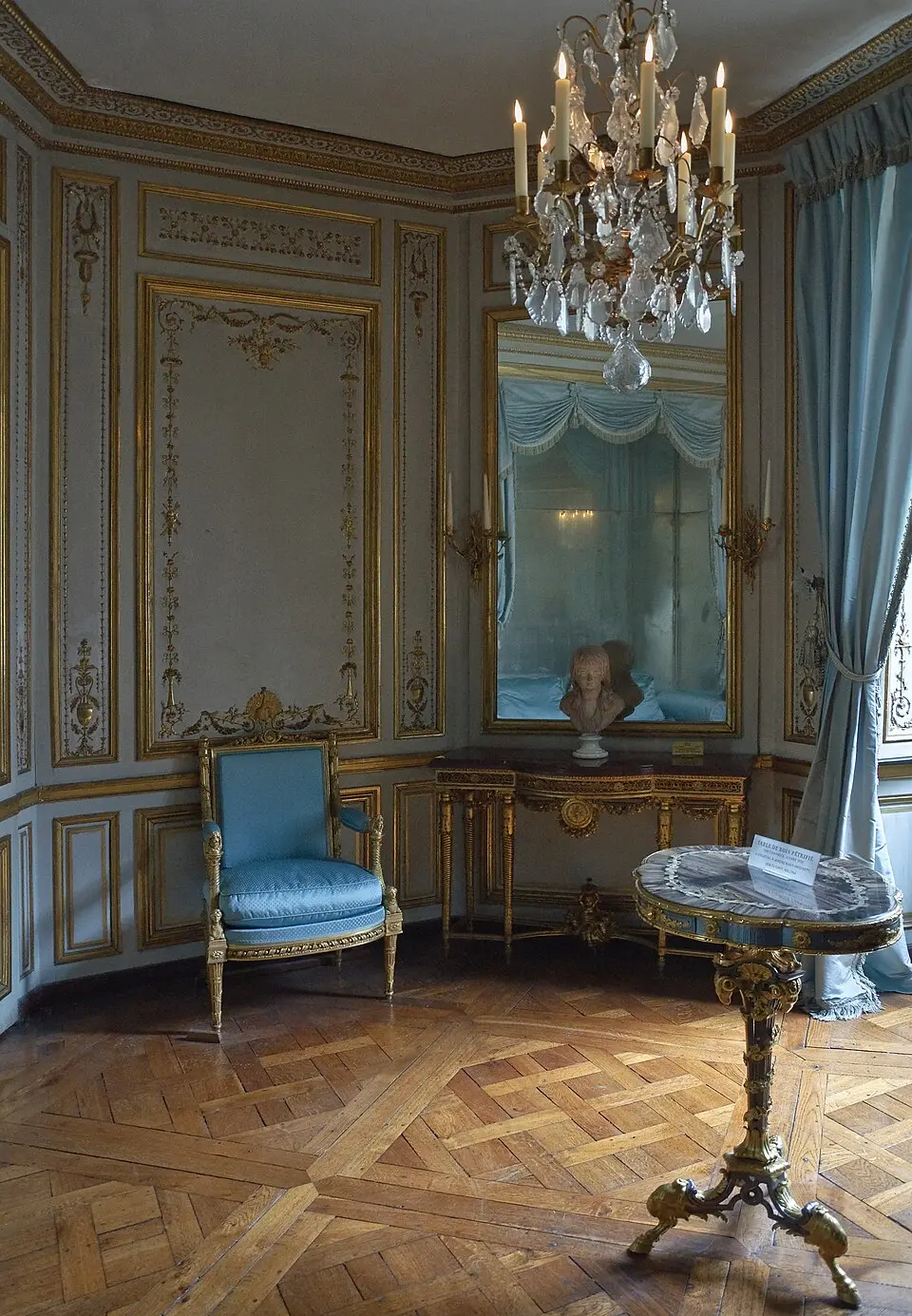 Cabinet de la Méridienne en Versalles con parquet de madera en sala menor