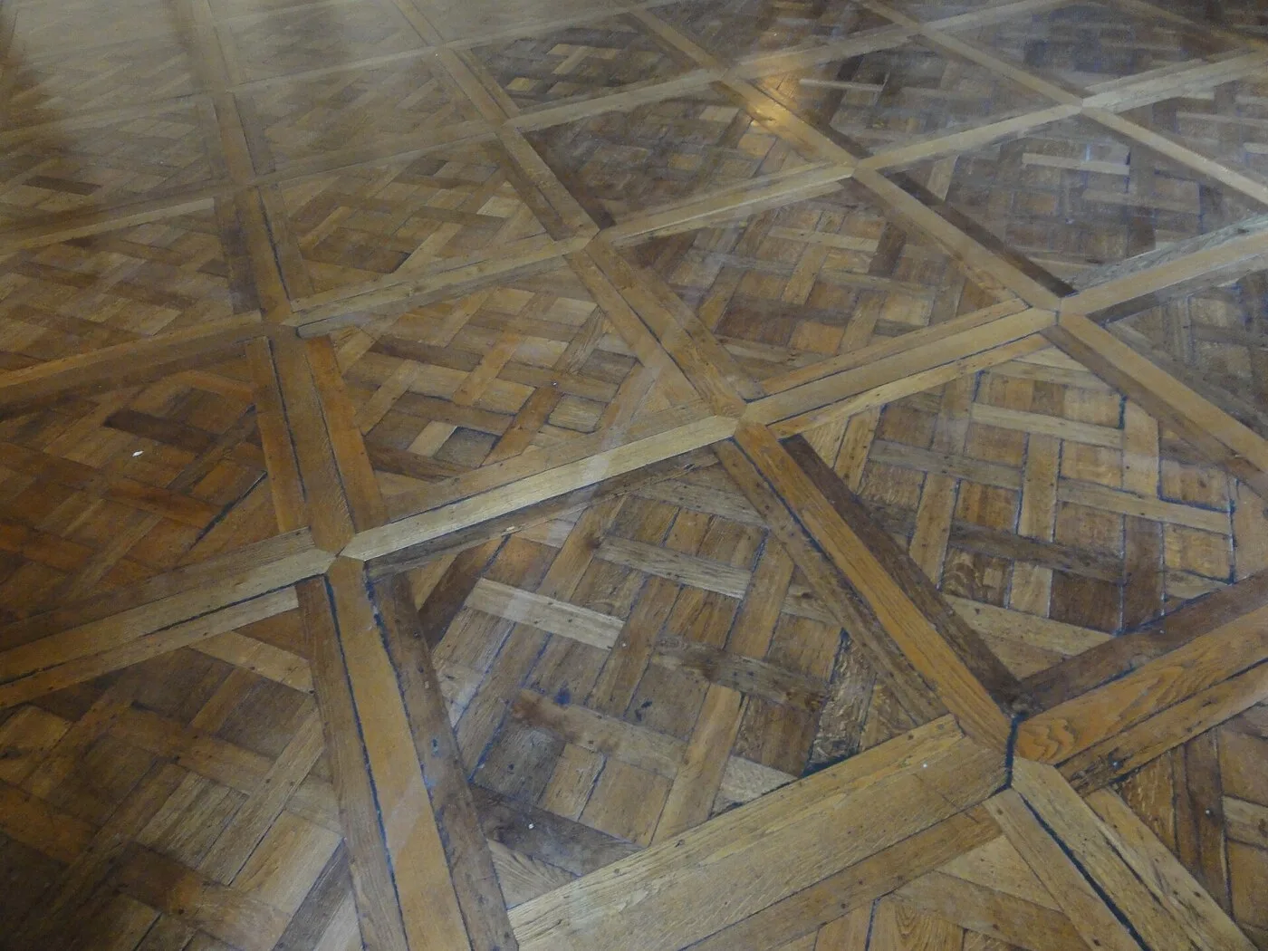 Detalle del parqué Versailles en la Salle des Gardes du Roi