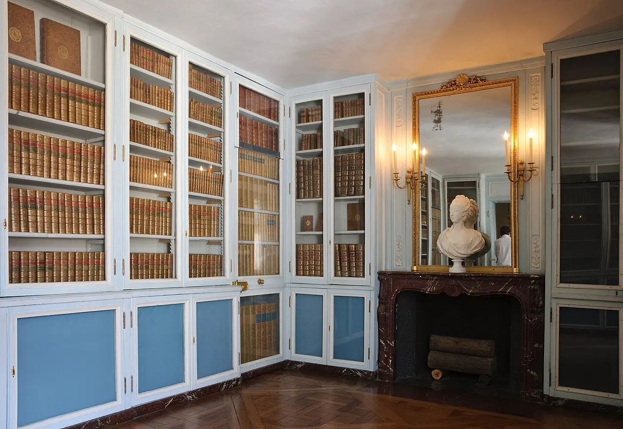Suplemento de la biblioteca de la reina en Versalles con parquet visible