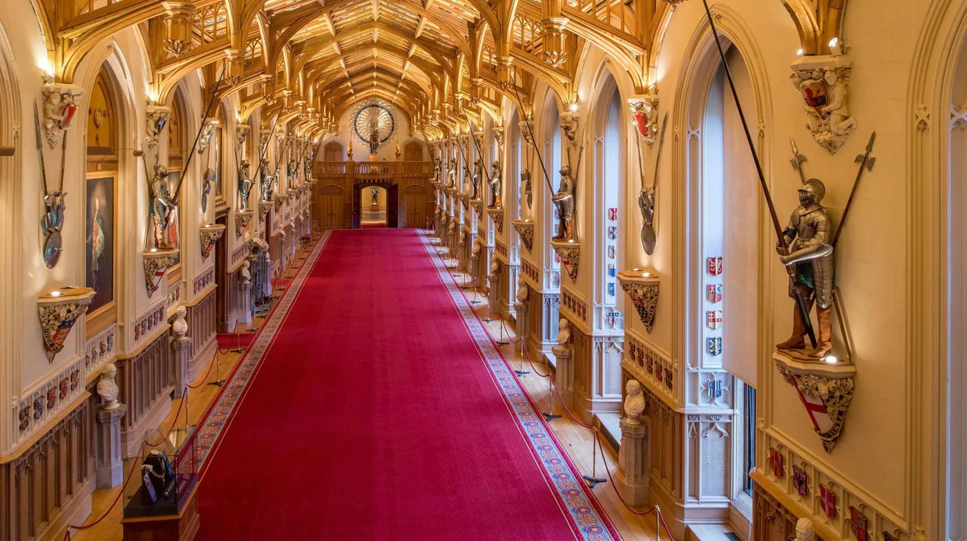 Sala de Windsor Castle con parqué reconstruido y cenefa decorativa