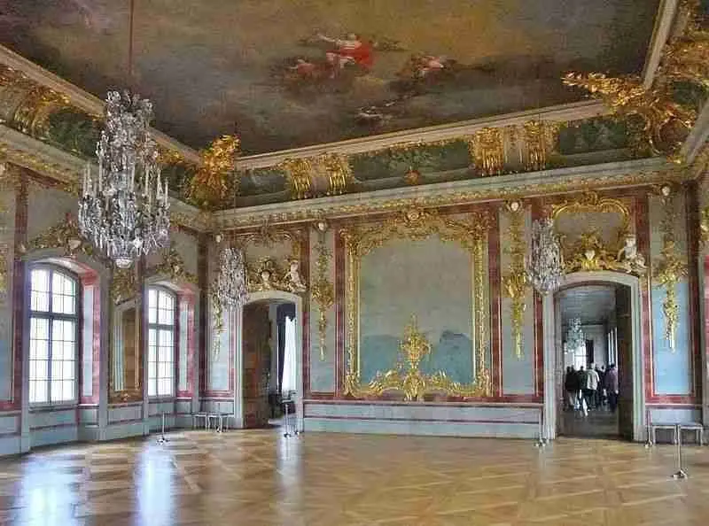 Parqué histórico en una sala del Palacio de Rundāle en Letonia
