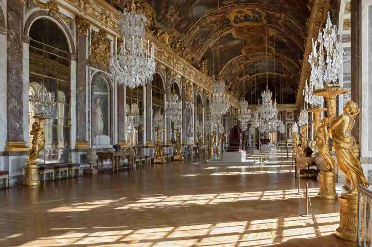 Galería de los Espejos de Versalles con parqué de roble en patrón histórico