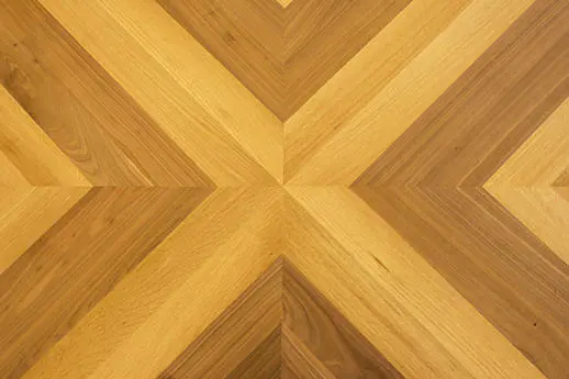 Patrón en cruz del parquet de roble blanco y nogal del Despacho Oval durante la renovación de 2005