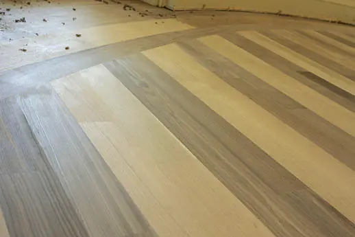 Instalación del parquet del Despacho Oval en 2005 con virutas y piezas de madera visibles