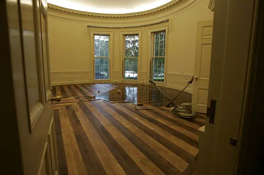 Restauración del parquet del Despacho Oval en 2005 con el suelo expuesto y maquinaria de trabajo