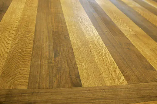 Detalle de lamas y cenefa del parquet de roble blanco y nogal del Despacho Oval
