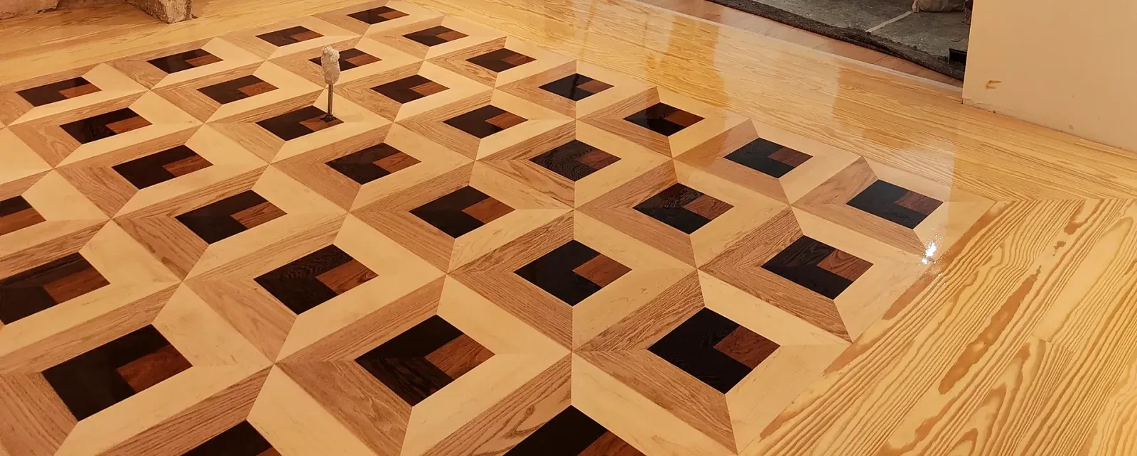 Parquet geométrico de madera maciza con piezas ensambladas