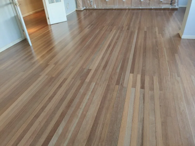 Salón amplio con parquet de madera clara barnizada por Parquets da Cruz