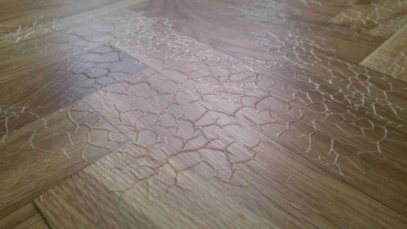 Barniz de parquet con reaccion y mala adherencia sobre madera