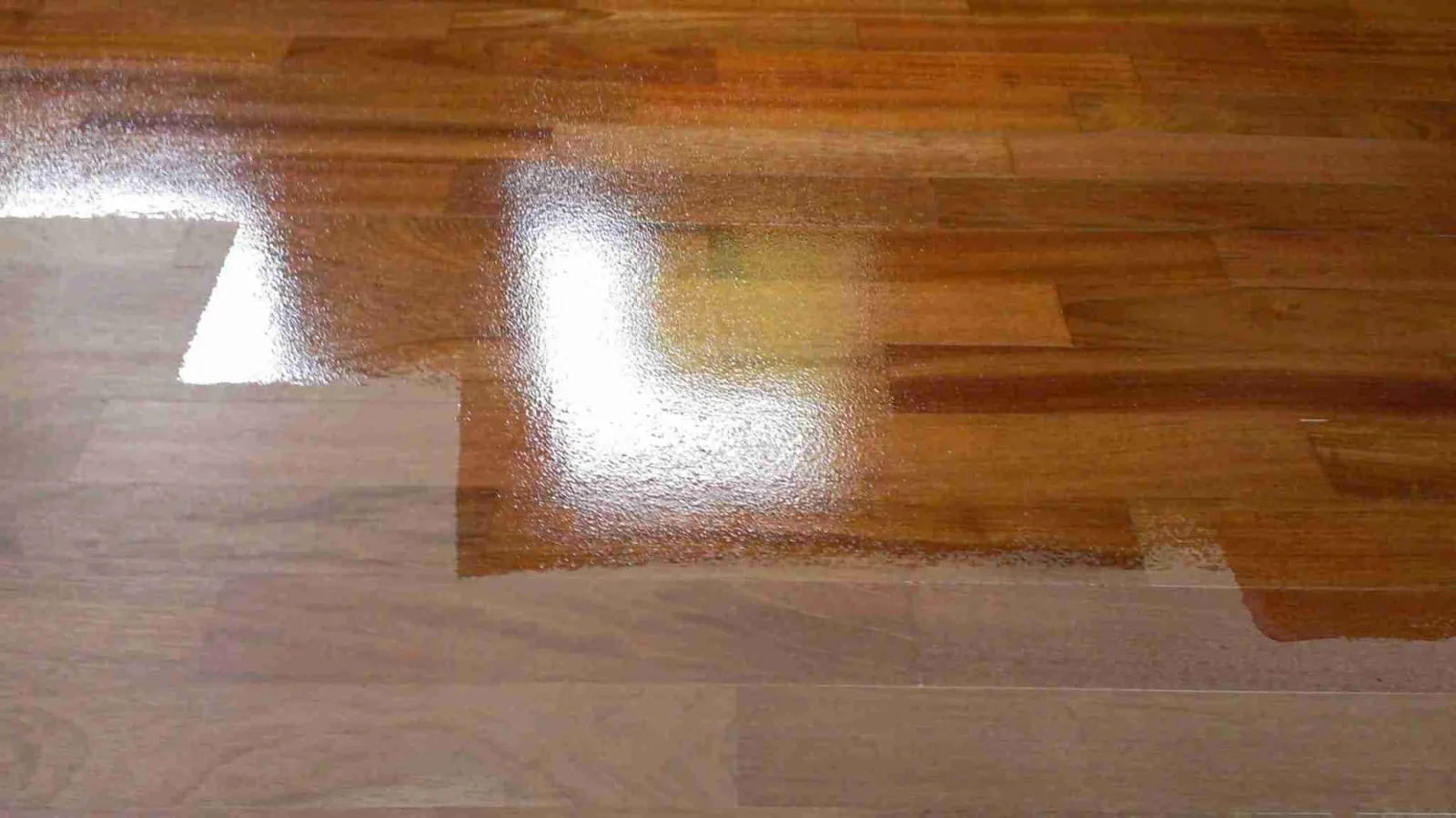 Prueba de barnizado sobre parquet para valorar adherencia y acabado