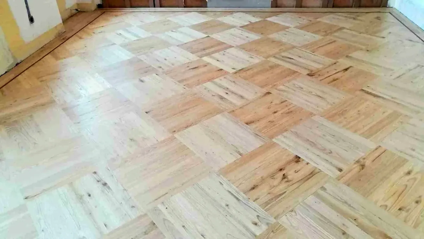Tarima maciza de castano barnizada con acabado claro