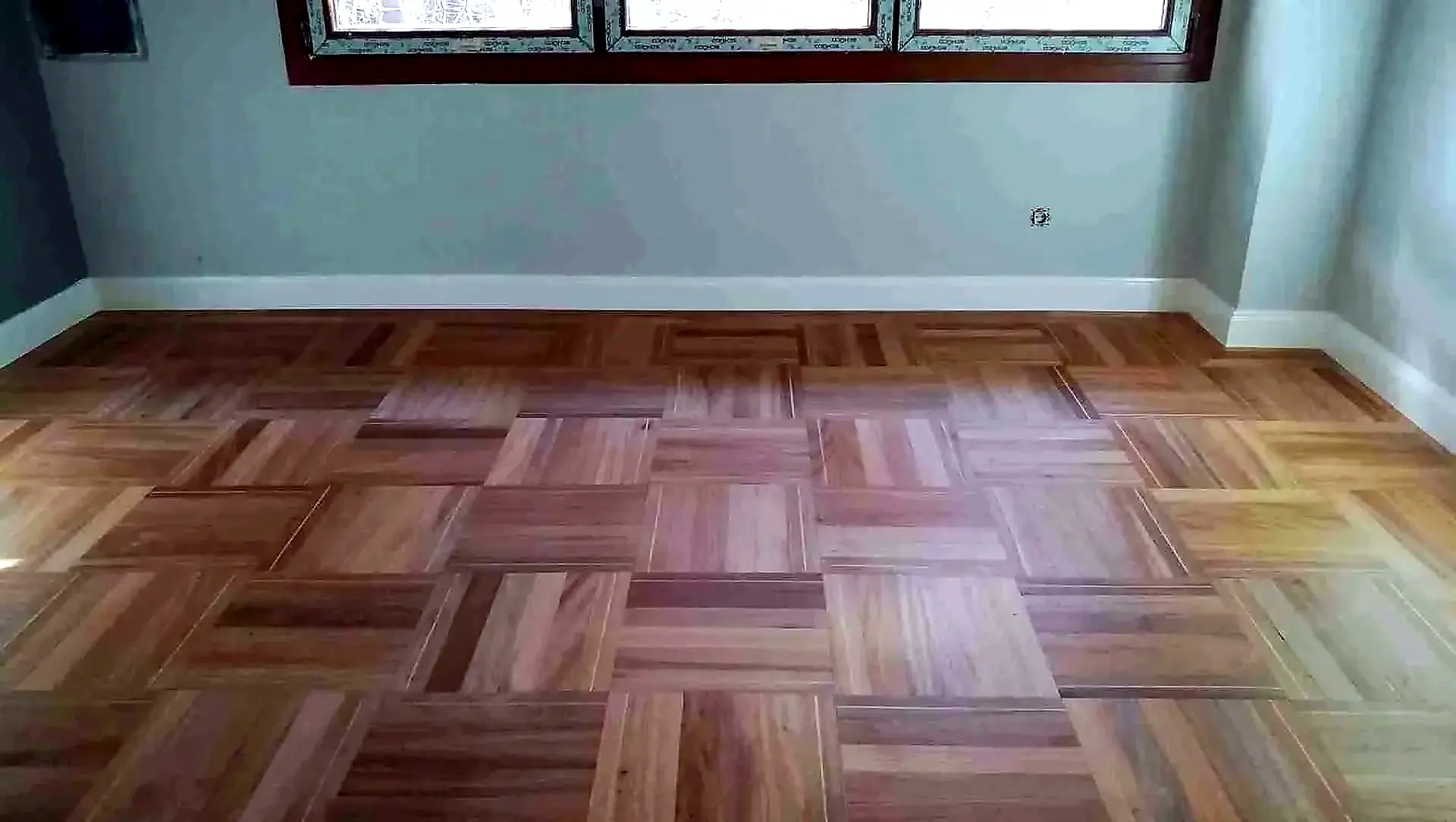 Rodapié instalado con encuentro limpio sobre un pavimento de madera