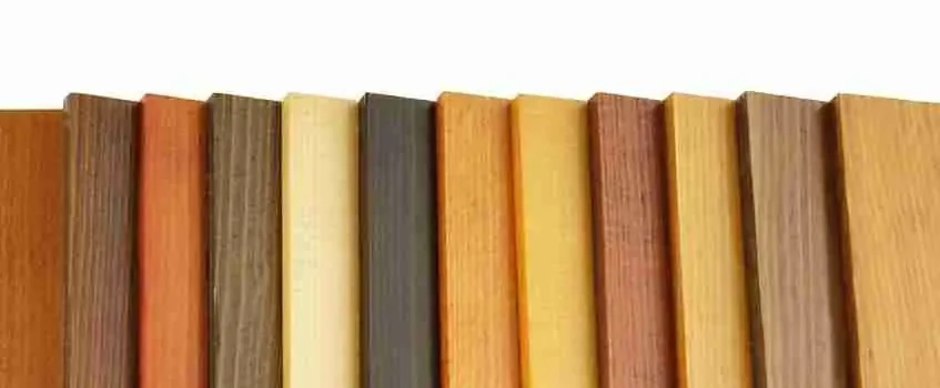 Muestra de rodapiés de madera y chapados en distintos tonos