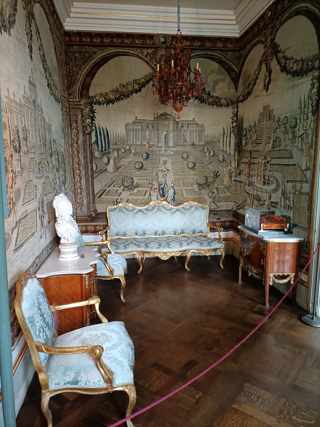 Interior de Rosenborg Castle con parquet visible y cuerda de protección museográfica