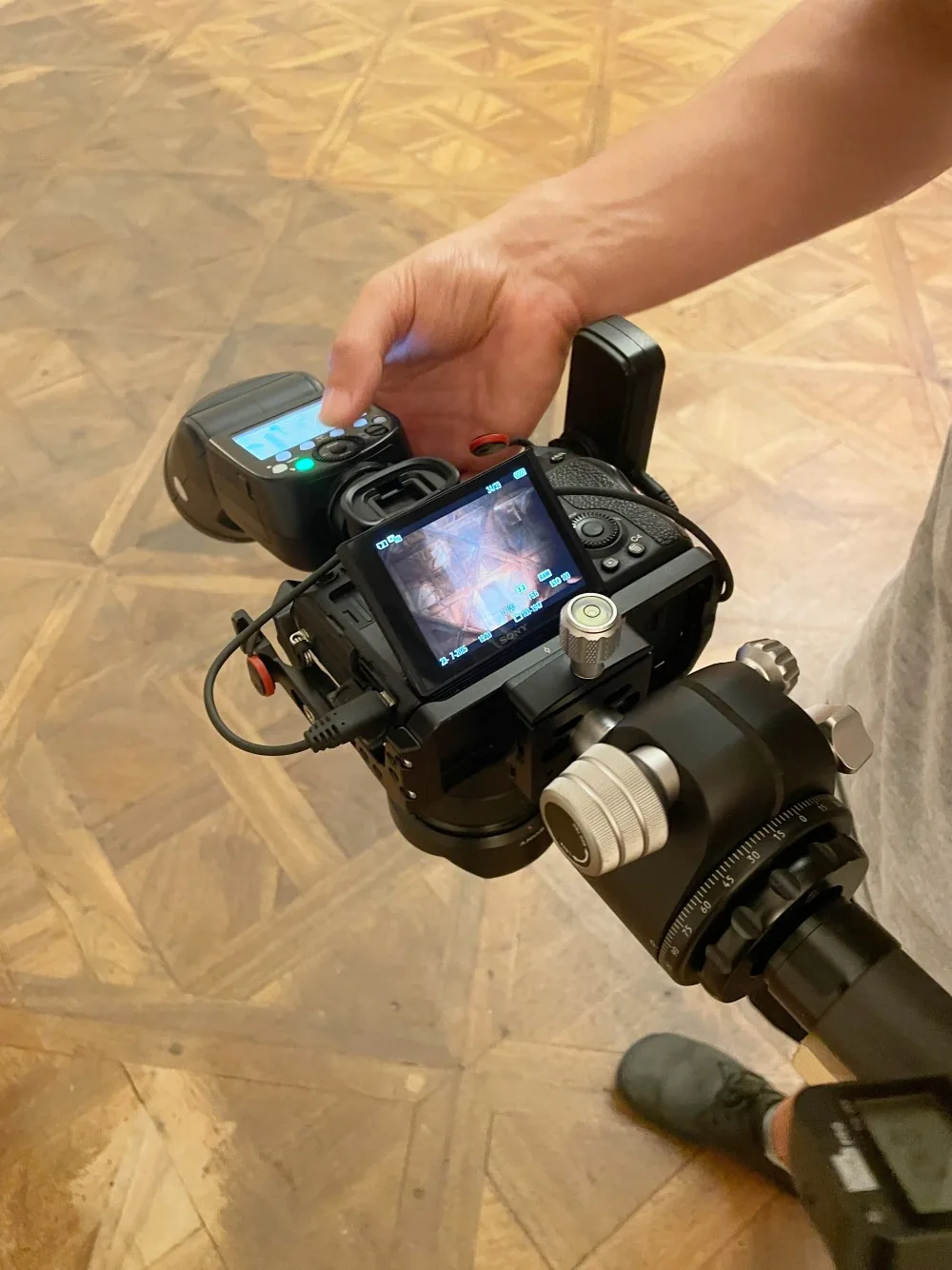 Cámara cenital sobre el parquet del Salón de Ceremonias