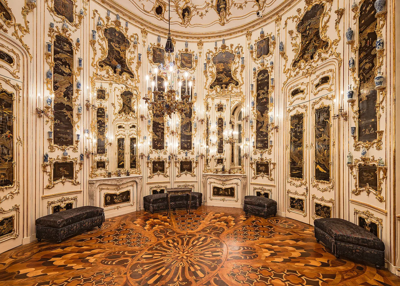 Cabinet chinois rond de Schönbrunn con parqué de intarsia