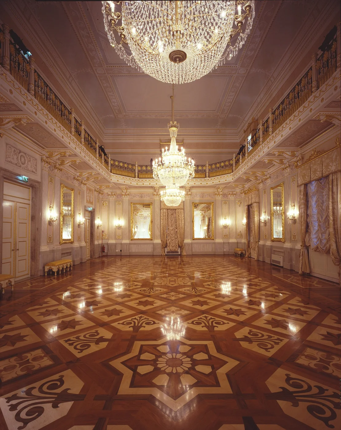 Sala Grande de las Sale Apollinee con pavimento de marquetería geométrica